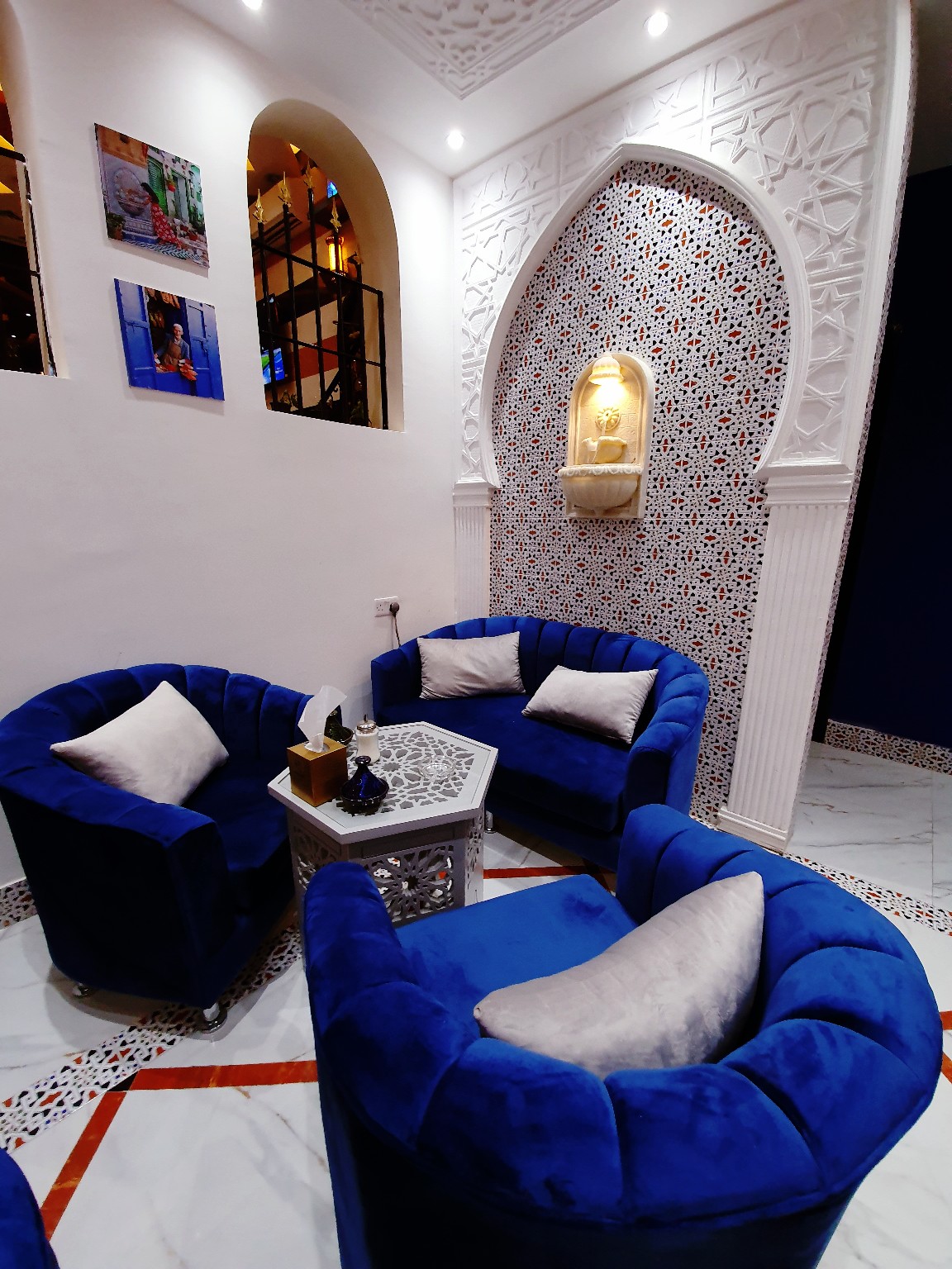 ركن هادئ بمقاعد زرقاء وجدار مزخرف